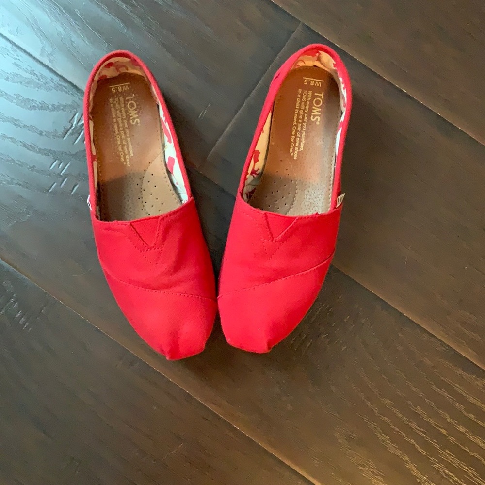 Women’s Tom’s Shoes size 8.5...red with tan bottom